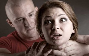 5 deadly mistakes women make with womens self defense